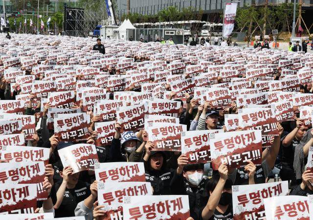 지난달 23일 경기도 평택시 삼성전자 평택캠퍼스 앞에서 열린 삼성전자 노동조합 공동투쟁본부의 '투명하게 바꾸고, 상한폐지 실현하자-4/23 투쟁 결의대회'에서 조합원들이 구호를 외치고 있다. [사진=연합뉴스]