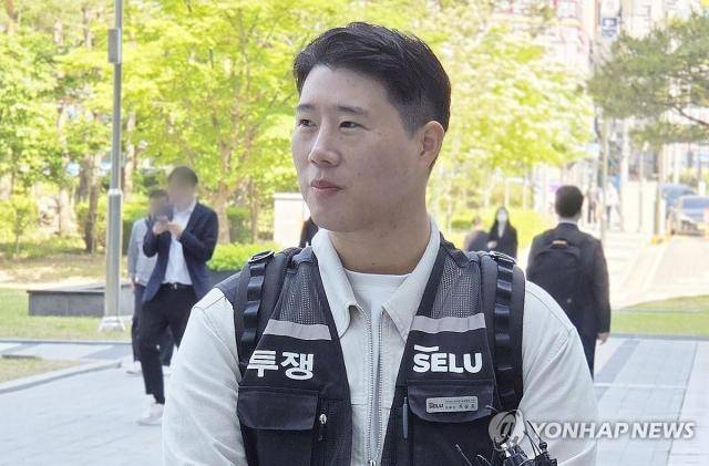 최승호 초기업노조 삼성전자지부 위원장이 13일 경기도 수원시 영통구 수원지방법원에서 열린 삼성전자가 노조를 상대로 제기한 위법 쟁의행위 금지 가처분 신청 심문 기일에 출석하고 있다. [사진=연합뉴스]