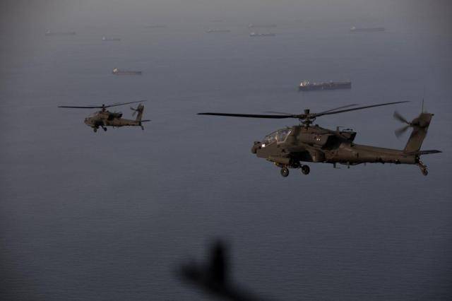 호르무즈 해협 상공에서 미군 AH-64 아파치 헬기가 순찰 비행을 하고 있다. [사진=AFP·연합뉴스]