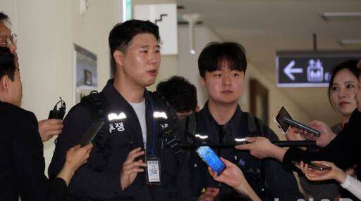 11일 삼성전자 노조 대표로 초기업노동조합 삼성전자 지부 최승호 위원장이 사후조정 절차가 열리는 세종시 정부세종청사 중노위에 도착, 취재진 질문에 답고 있다./뉴시스