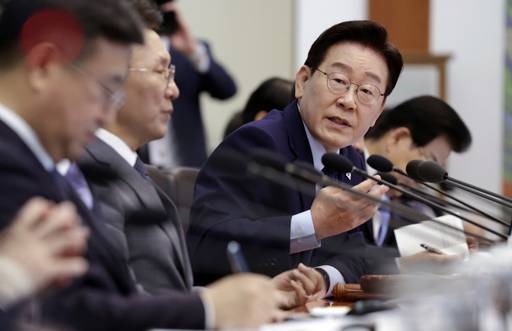 이재명 대통령은 12일 일부 민간 배드뱅크(채무조정기구)가 정부의 지원을 받았으면서도 부실채권을 20년 넘게 추심하고 있다면서 "필요하면 입법해서라도 해결 방안을 찾아보라"고 지시했다. 사진은 이 대통령이 이날 청와대에서 열린 국무회의 겸 제8차 비상경제점검회의에서 발언하는 모습. /뉴시스