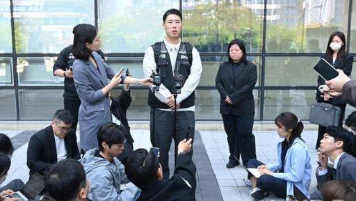 최승호 초기업노조 삼성전자지부 위원장이 13일 경기 수원시 영통구 수원지방법원에서 열린 삼성전자 노조 위법 쟁의행위 금지 가처분 신청 2차 심문을 마친 뒤 취재진 질문에 답하고 있다./뉴시스