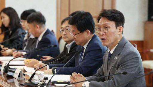 김민석 국무총리가 12일 오후 서울 종로구 정부서울청사에서 열린 제35차 사회보장위원회 회의를 주재하고 있다./뉴시스
