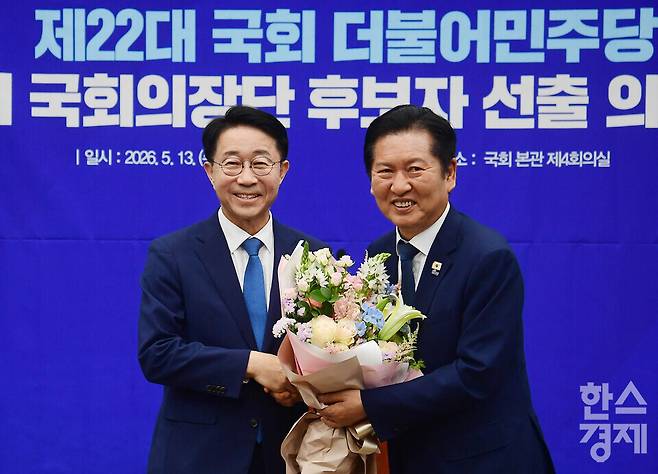 제22대 국회 후반기 국회의장 후보자로 선출된 조정식 의원이 13일 오후 국회에서 열린 더불어민주당 국회의장단 후보자 선출 의원총회에서 정청래 당 대표로부터 축하 꽃다발을 받고 기념촬영을 하고 있다./ 이호형 기자 leemario@sporbiz.co.kr 2026.05.13