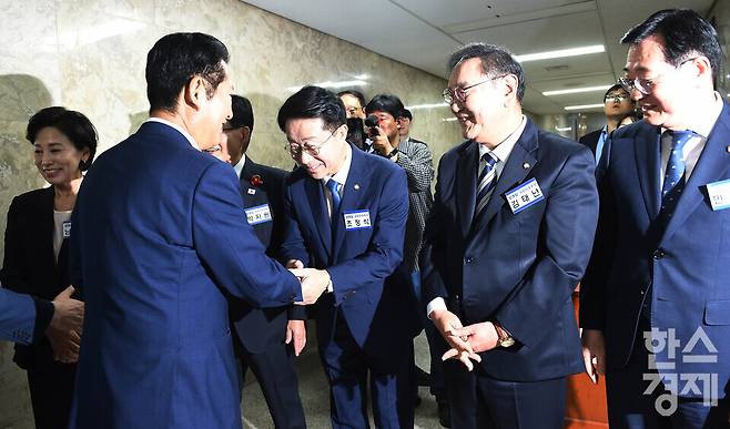 조정식 국회의장 후보가 13일 오후 서울 여의도 국회에서 열린 제22대 국회 후반기 더불어민주당 국회의장단 후보자 선출 의원총회에 앞서 정청래 당 대표와 인사를 나누고 있다./ 이호형 기자 leemario@sporbiz.co.kr 2026.05.13