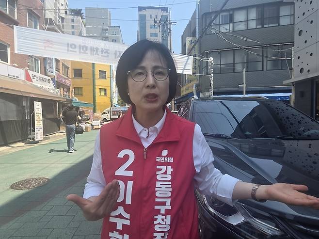 ▲이수희 국민의힘 강동구청장 후보가 13일 서울 강동구 천호동 재개발 현장을 찾아 정비사업과 전월세 시장 상황에 대해 에너지경제신문을 만나 인터뷰를 하고 있다. 사진=장혜원 기자