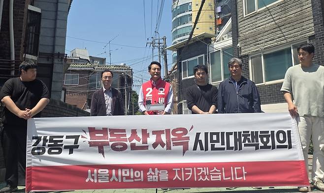 ▲오세훈 국민의힘 서울시장 후보가 13일 서울 강동구 천호동 재개발 현장에서 열린 '부동산지옥 시민대책회의' 기자회견에서 재개발 추진 주민 및 청년 세입자들과 함께 정부 부동산 정책에 대한 입장을 밝히고 있다. 사진=장혜원 기자