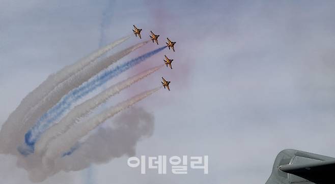 공군 특수비행팀 블랙이글스가 9일(현지시각) 사우디아라비아 수도 리야드에서 열리고 있는 2026 국제방산전시회(WDS)에서 에어쇼를 펼치고 있다. (사진=한국방위산업진흥회)