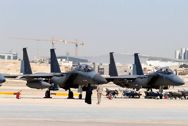 F-15SA 전투기들이 지난 2017년 1월 25일(현지시간) 사우디아라비아 리야드에서 열린 킹파이살 공군대학 창립 50주년 기념 졸업식 및 에어쇼 행사장에 배치돼 있다. (사진=로이터)