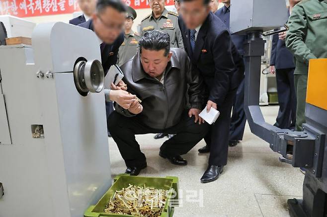북한 노동당 기관지 노동신문은 13일 김정은 당 총비서가 지난 11일 여러 군수공업기업소를 현지지도했다고 보도했다. 김 총비서는 군 간부들과 함께 박격포·곡사포탄 및 총알 생산 공장을 둘러봤다. [노동신문=뉴스1 제공]