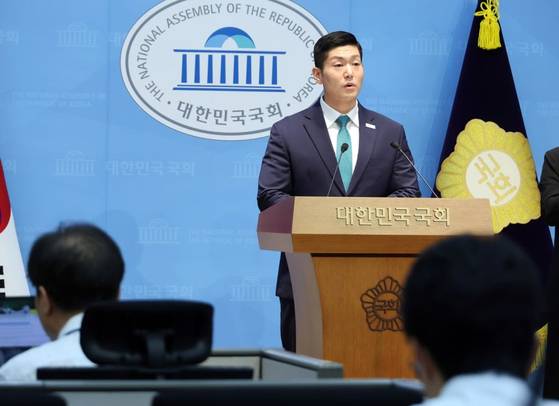 국민의힘 김재섭 의원이 13일 국회 소통관에서 기자회견을 열고 더불어민주당 정원오 서울시장 후보의 폭행 전과와 관련한 내용을 밝히고 있다. 〈사진출처=연합뉴스〉