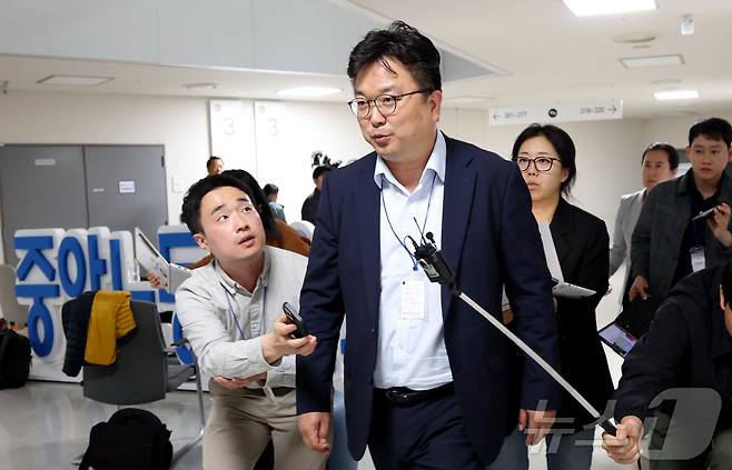 김형로 삼성전자 부사장이 13일 세종시 정부세종청사 중앙노동위원회 열린 사후조정회의가 결렬된 후 회의장을 떠나며 취재진의 질문을 받고 있다. 2026.5.13 ⓒ 뉴스1 김기남 기자