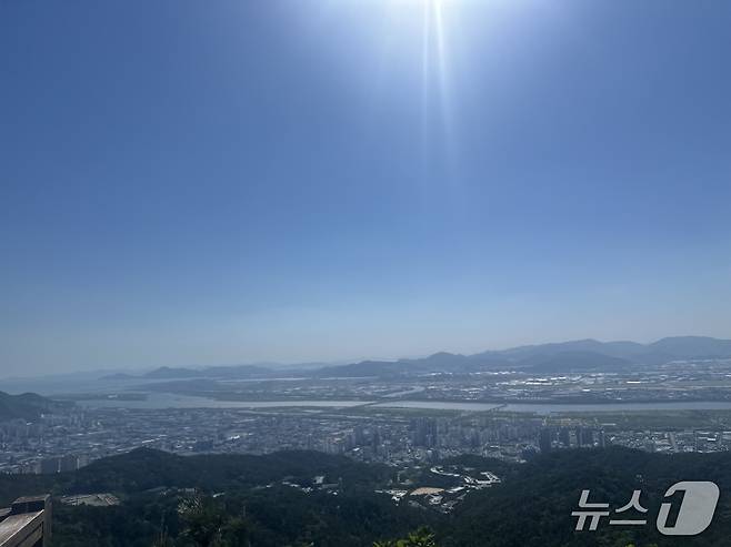 '부산50k' 코스 중 백양산 정상 일대에서 바라본 부산 전경. /뉴스1 이상휼 기자