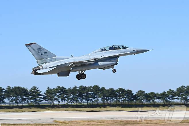 한국 공군 제38전투비행전대 소속 KF-16 전투기가 이륙하고 있다. (공군 제공. 재판매 및 DB금지) ⓒ 뉴스1