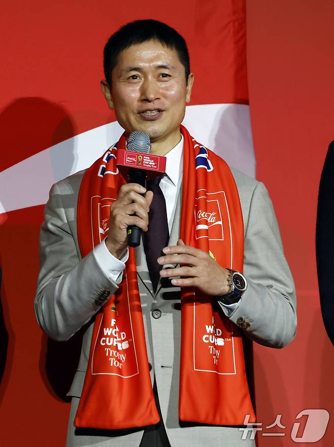 한국 축구 레전드 이영표 해설위원이 16일 오후 서울시 용산구 한강대로 CGV 용산아이파크몰 스크린X관에서 열린 FIFA 월드컵 트로피 투어 미디어 간담회에서 질문에 답하고 있다. 2026.1.16 ⓒ 뉴스1 박정호 기자