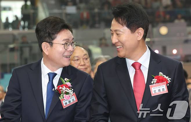 정원오 더불어민주당 서울시장 후보와 오세훈 국민의힘 서울시장 후보가 6일 서울 중구 장충체육관에서 열린 대한노인회 서울시연합회 제54회 어버이날 기념행사에서 대화를 나누고 있다. 2026.5.6 ⓒ 뉴스1 오대일 기자