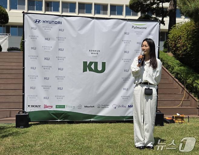건국대 동물병원 KU아임도그너 개소 5년 기념 행사에서 축사를 전하고 있는 문정희 배우 ⓒ 뉴스1 한송아 기자