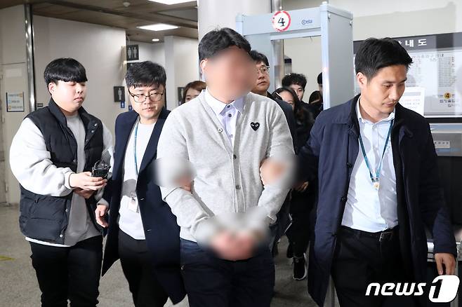 '버닝썬 유착 중간고리'로 알려진 전직 경찰관 강 모씨가 서울 서초구 서울중앙지방법원에서 열린 구속 전 피의자심문(영장실질심사)을 마치고 청사를 나서고 있다. 2019.3.15 ⓒ 뉴스1 이승배 기자
