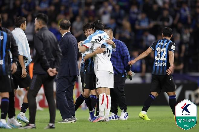 경기 후 포옹을 하는 이청용과 기성용(한국프로축구연맹 제공)
