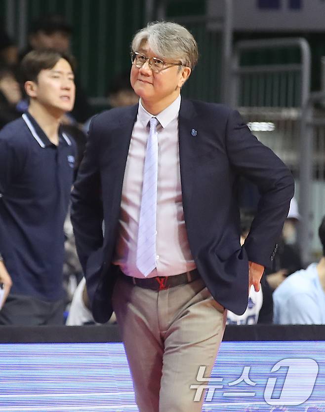 10일 오후 부산 사직실내체육관에서 열린 2025-2026 LG전자 프로농구 챔피언결정전 4차전 부산 KCC와 고양 소노의 경기에서 소노 손창환 감독이 선수들이 실수하자 아쉬운 표정을 짓고 있다. 2026.5.10 ⓒ 뉴스1 윤일지 기자