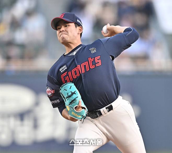 롯데 선발투수 김진욱이 15일 서울 잠실구장에서 열린 2026 KBO리그 두산전에서 역투하고 있다. 잠실 | 최승섭기자 thunder@sportsseoul.com