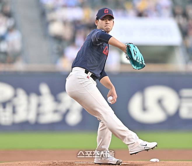 롯데 선발투수 김진욱이 15일 서울 잠실구장에서 열린 2026 KBO리그 두산전에서 역투하고 있다. 잠실 | 최승섭기자 thunder@sportsseoul.com
