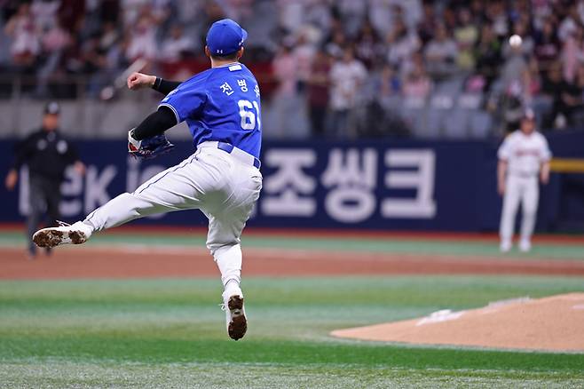 삼성 전병우가 25일 고척스카이돔에서 열린 2026 KBO리그 정규시즌 키움전에서 땅볼을 처리하고 있다. 사진 | 삼성 라이온즈