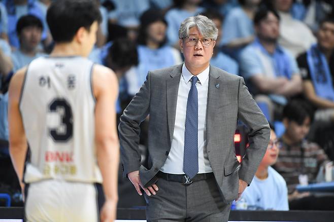 소노 손창환 감독이 10일 부산 사직체육관에서 열린 2025~2026 LG전자 프로농구 챔피언결정전 부산 KCC와 4차전을 지켜보고 있다. 사진 | KBL