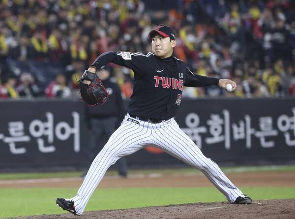 12일 LG가 서울 잠실야구장에서 열리는 삼성 라이온즈와의 주중 3연전을 앞두고 손주영의 마무리 보직 변경을 공식화했다.(지난해 대전 중구 한화생명볼파크에서 열린 2025 KBO 한국시리즈 3차전 LG 트윈스와 한화 이글스의 경기, 5회말 LG 선발 손주영이 공을 던지고 있다). /사진=뉴시스