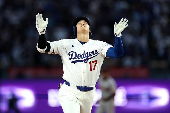 LA 다저스 오타니 쇼헤이가 13일(한국시각) 다저스타디움에서 열린 샌프란시스코 자이언츠전에서 3회말 좌중간 솔로홈런을 치고 베이스를 돌며 양팔을 벌리고 감격해하고 있다. AFP연합뉴스