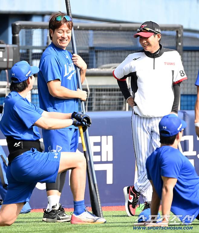 13일 잠실야구장에서 열린 삼성과 LG의 경기, 염경엽 감독이 강민호, 구자욱과 이야기를 나누고 있다. 잠실=허상욱 기자wook@sportschosun.com/2026.05.13/