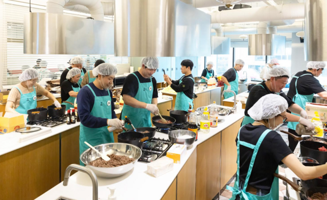 배달의민족(이하 배민)은 입점 파트너(외식업주)들과 함께 취약계층 아동들에 '사랑의 도시락'을 직접 만들고 전달했다. /우아한형제들