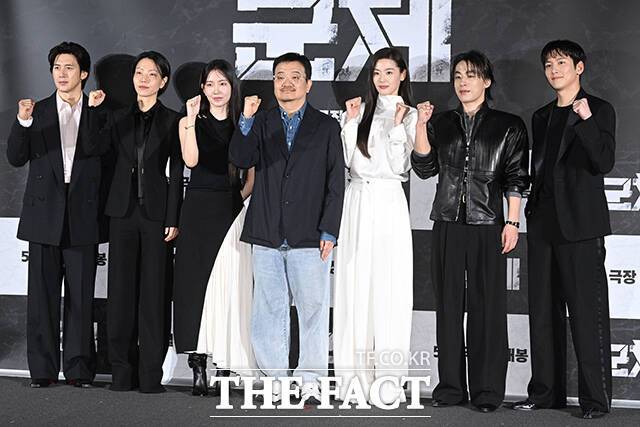 배우 고수, 김신록, 신현빈, 연상호 감독, 배우 전지현, 구교환, 지창욱(왼쪽부터)이 뭉친 '군체'는 제79회 칸영화제 미드나잇 스크리닝 부문에 이름을 올렸다. 사진은 지난 4월 6일 오전 서울 용산구 CGV 용산 아이파크몰에서 열린 영화 ‘군체‘ 제작보고회에 참여해 포즈를 취하고 있는 모습. /김성렬 기자