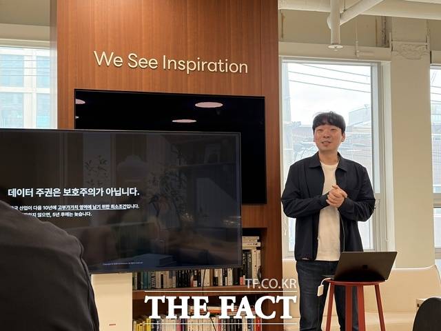아키스케치가 12일 서울 성수동 사무실에서 인테리어·프롭테크 산업 구조 변화 등에 대해 설명했다. 아키스케치는 AI 기반 3D 공간 데이터를 바탕으로 공간 설계와 시뮬레이션, 공간지능(Spatial Intelligence) 영역으로 사업을 확장하고 있는 기업이다. 사진은 이주성 아키스케치 대표. /공미나 기자
