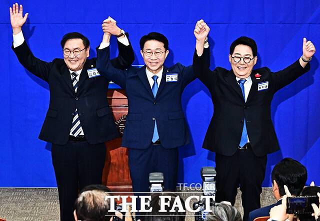 포즈 취하는 김태년·조정식·박지원 더불어민주당 국회의장 후보자(왼쪽부터).