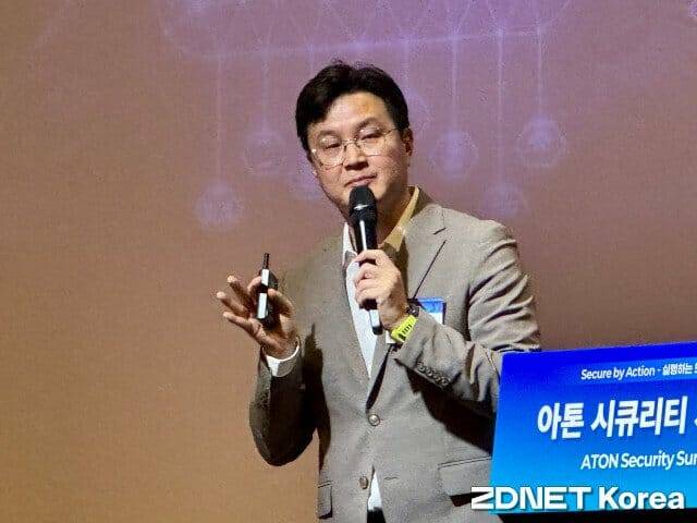 정현석 아톤 시큐리티센터장이 보안 우선순위에 대해 설명 중이다.