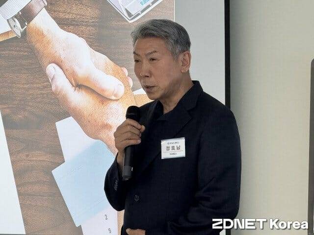 정효남 아토스 회장이 자사의 산업안전본부 안전전문 컨설팅을 소개하고 있다.