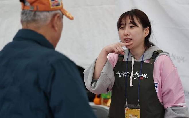 지난달 9일 서울 영등포구 여의도공원 문화의마당에서 열린 2026 동행서울 누리축제에서 자원봉사자가 시민들에게 수어를 알려주고 있다. 기사와 직접적인 연관 없음. 연합뉴스