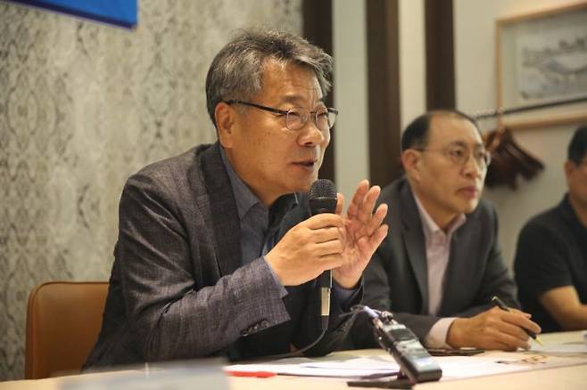 김 회장은 13일 서울 종로구 한 식당에서 열린 취임 후 첫 기자간담회에서 "AI 시대에 책은 매우 중요한 학습데이터 기반"이라며 "출판사와 저자가 정당한 대가를 받고 AI 산업 발전에도 기여할 수 있는 시스템을 만들겠다"고 말했다. 대한출판문화협회