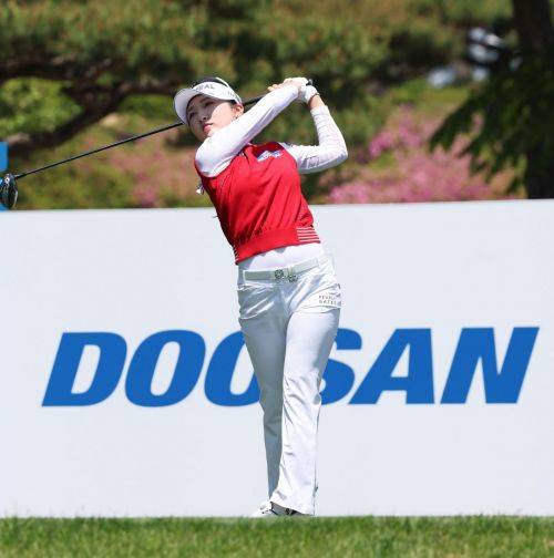 이예원이 두산 매치플레이 조별리그 1차전 1번 홀에서 티샷을 하고 있다. KLPGA 제공