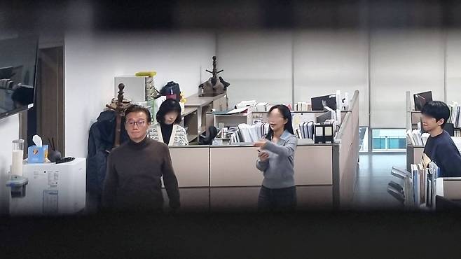 전재수 민주당 부산 시장 후보가 작년 12월 서울 여의도 국회 의원회관 내 자신의 사무실에서 경찰의 압수수색을 지켜보고 있다. /뉴시스