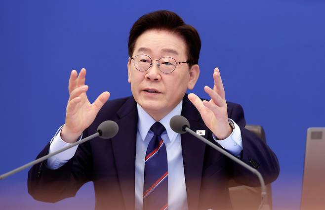 이재명 대통령이 12일 청와대에서 열린 비상경제점검회의 겸 국무회의에서 발언하고 있다. /뉴스1