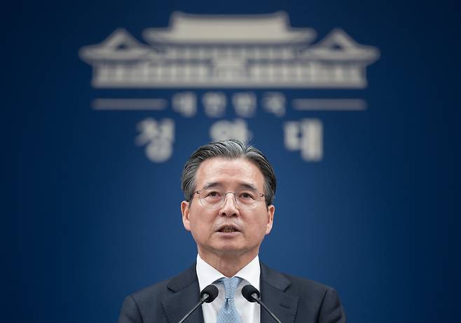 김용범 정책실장이 지난 3월 청와대 춘추관에서 비상경제점검회의 관련 브리핑을 하고 있다. /뉴스1