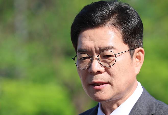 정원오 더불어민주당 서울시장 후보가 13일 서울시청 앞 광장에서 열린 "대한민국의 미래를 함께 열겠습니다＂ 서울-충북 상생 협약식에서 이날 발표된 여론조사 지지율과 관련한 질문에 답하고 있다. /뉴스1