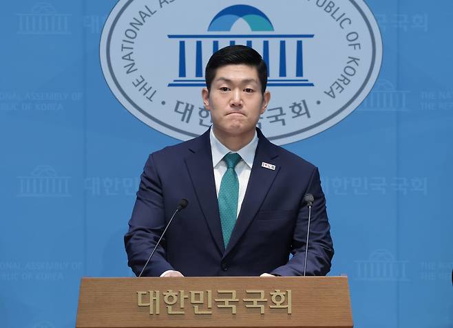 국민의힘 김재섭 의원이 13일 서울 여의도 국회에서 더불어민주당 정원오 서울시장 후보 관련 기자회견을 하고 있다./남강호 기자