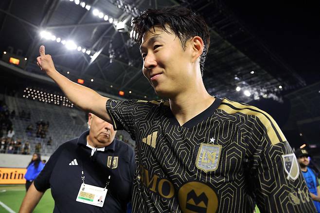 LA FC 손흥민이 지난 11일 휴스턴과의 홈 경기를 마치고 팬들에게 인사하고 있다. /AFP 연합뉴스