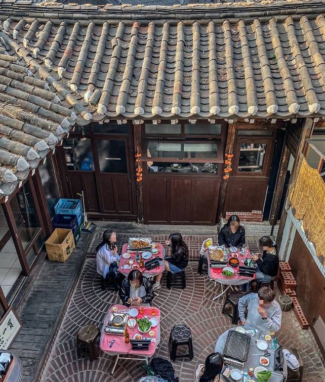 고즈넉한 한옥 마당에서 대패삼겹살을 즐길 수 있는 고운돈 익선점. 사진 네이버 지도 고운돈 익선점 업체 등록 사진