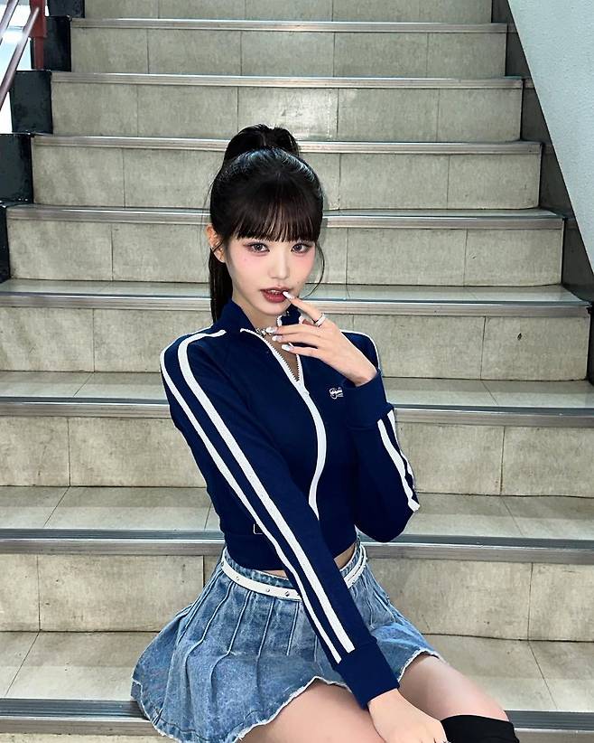 청치마를 입은 장원영. 사진 인스타그램 @for_everyoung10