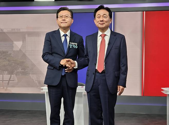 13일 오전 천안 영성동 SK브로드밴드 중부방송 스튜디오에서 열린 천안미디어협의회와 SK브로드밴드 중부방송이 공동주최 '제9회 전국동시지방선거 천안시장 후보초청 토론회'에서 (왼쪽부터)더불어민주당 장기수 후보와 국민의힘 박찬우 후보가 토론에 들어가기에 앞서 손을 맞잡고 있다. 박하늘 기자