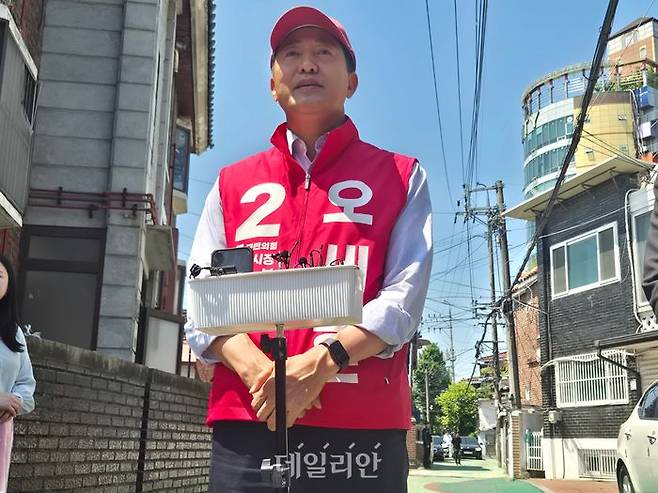 오세훈 국민의힘 서울시장 후보가 13일 서울 강동구 일대 주택가에서 부동산지옥 시민대책회의 기자회견을 하고 있다. ⓒ데일리안 김주훈 기자